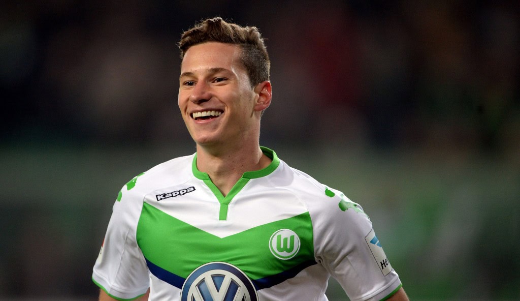 Wolfsburg's Julian Draxler celebrates scoring the 2-1 lead during the German Bundesliga soccer match between VfL Wolfsburg and Bayer 04 Leverkusen in the Volkswagen Arena in Wolfsburg, Germany, 31 October 2015. (Photo by Peter Steffen/EPA)