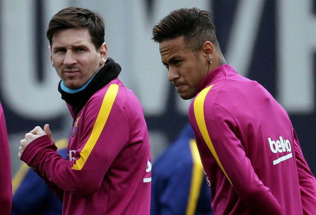 epa05249314 FC Barcelona's Brazilian forward Neymar Jr. (R) and Argentinian Lionel Messi take part in a team's training session at Joan Gamper Sport Complex in Sant Joan d'Espi, Barcelona, northeastern Spain, 08 April 2016. The team prepares its upcoming Spanish Primera Divsion league match against Real Sociedad at San Sebastian's Anoeta Stadium on next 09 April. EPA/Alberto Estevez