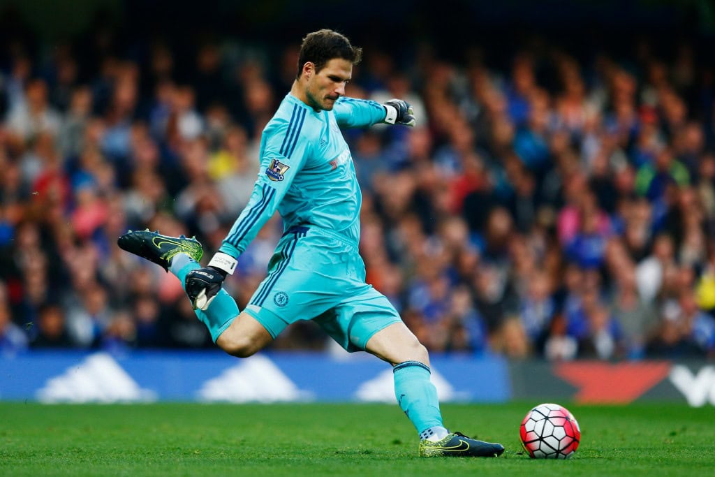 LONDON, ENGLAND - OCTOBER 03: Asmir Begovic of Chelsea in action during the Barclays Premier League match between Chelsea and Southampton at Stamford Bridge on October 3, 2015 in London, United Kingdom. (Photo by Julian Finney/Getty Images)