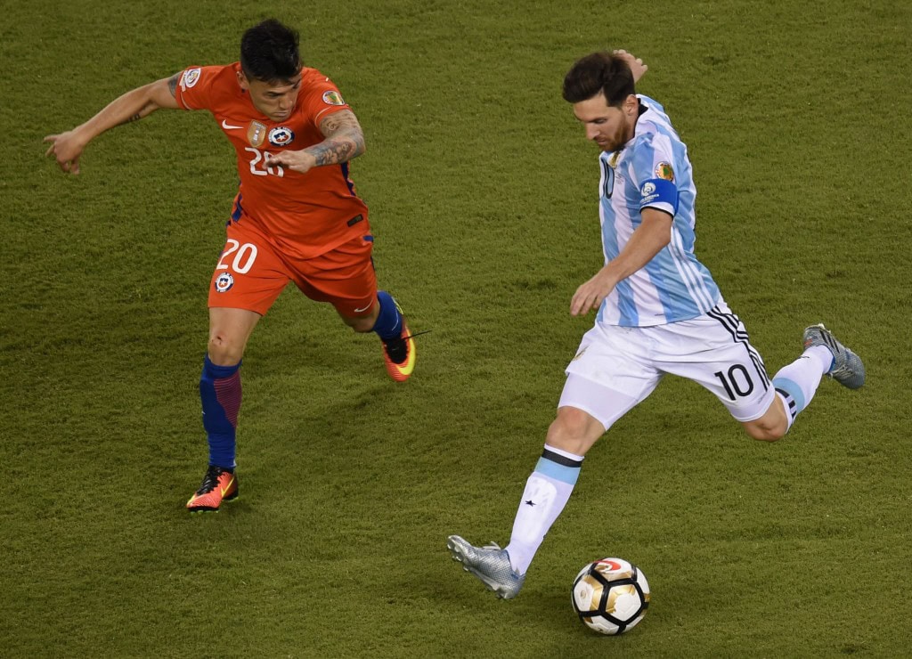 Argentina's Lionel Messi (R) is marked by Chile's Charles Aranguiz during the Copa America Centenario final in East Rutherford, New Jersey, United States, on June 26, 2016. / AFP / Don EMMERT (Photo credit should read DON EMMERT/AFP/Getty Images)