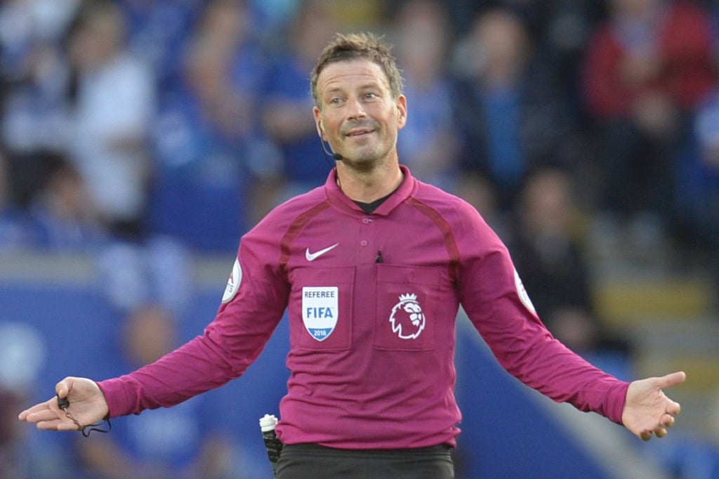 Referee Mark Clattenburg gestures during the English Premier League football match between Leicester City and Arsenal at King Power Stadium in Leicester, central England on August 20, 2016. (Photo credit: Oli Scarff/AFP/Getty Images)