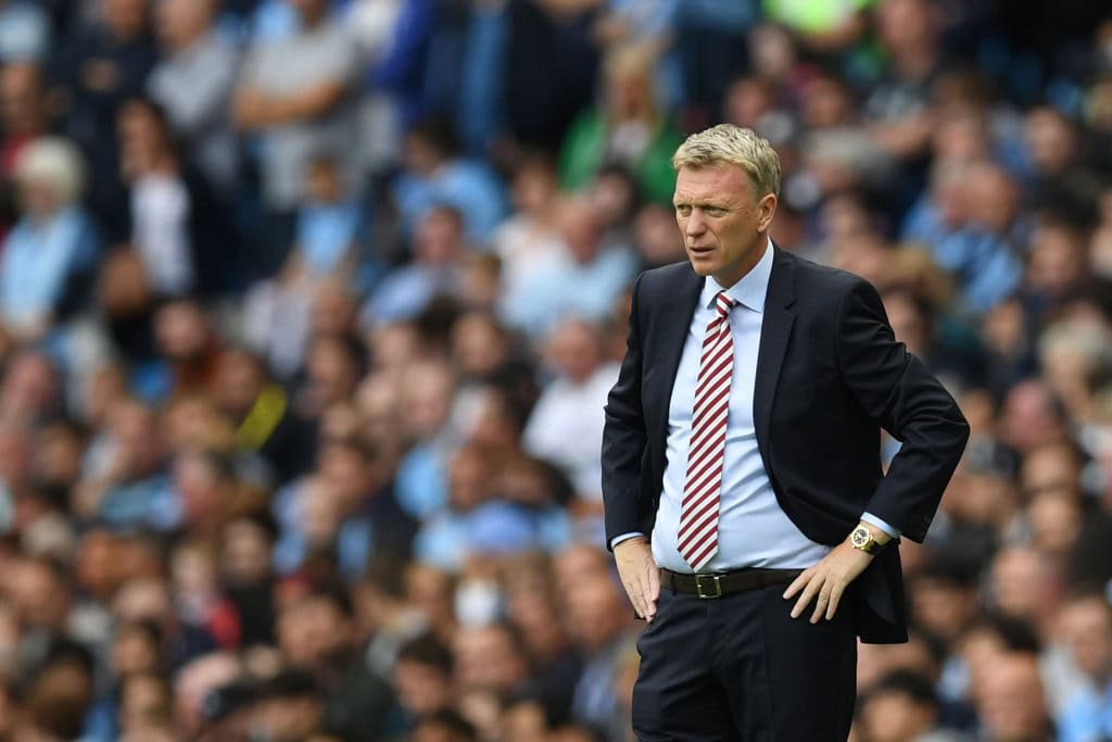 Sunderland's Scottish manager David Moyes watches from the touchline during the English Premier League football match between Manchester City and Sunderland at the Etihad Stadium in Manchester, north west England, on August 13, 2016. / AFP / PAUL ELLIS / RESTRICTED TO EDITORIAL USE. No use with unauthorized audio, video, data, fixture lists, club/league logos or 'live' services. Online in-match use limited to 75 images, no video emulation. No use in betting, games or single club/league/player publications. / (Photo credit should read PAUL ELLIS/AFP/Getty Images)
