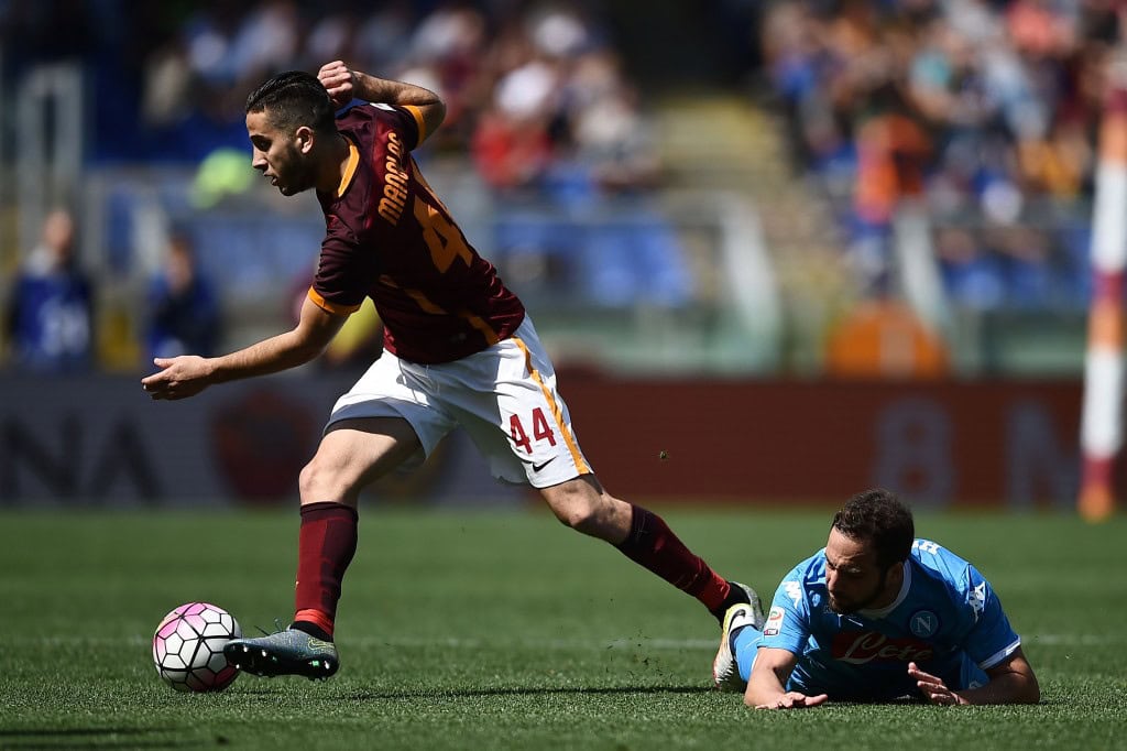 Napoli's forward from Argentina Gonzalo Higuain (R) vies with Roma's defender from Greece Kostas Manolas during the Italian Serie A football match AS Roma vs Napoli on April 25, 2016 at the Olympic Stadium in Rome. / AFP / FILIPPO MONTEFORTE (Photo credit should read FILIPPO MONTEFORTE/AFP/Getty Images)