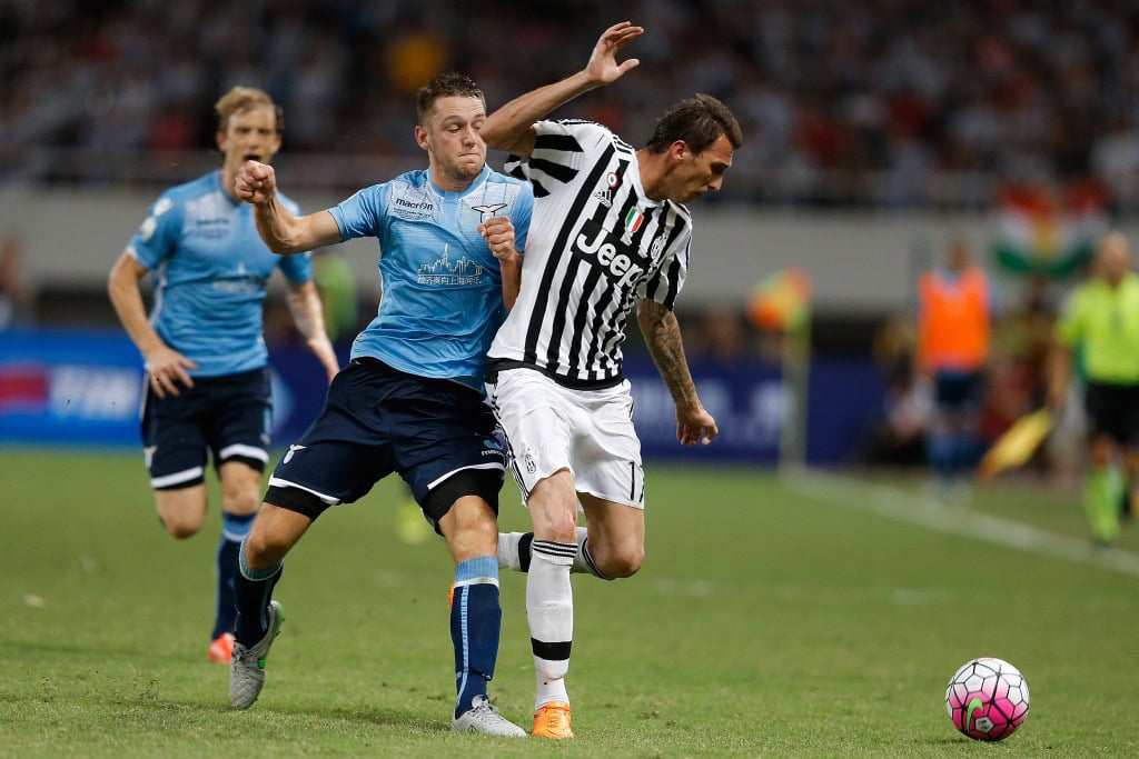 SHANGHAI, CHINA - AUGUST 08: Mario Mandzukic (R) of Juventus FC contests the ball against Stefan De Vrij (C) of Lazio during the Italian Super Cup final football match between Juventus and Lazio at Shanghai Stadium on August 8, 2015 in Shanghai, China. (Photo by Lintao Zhang/Getty Images)
