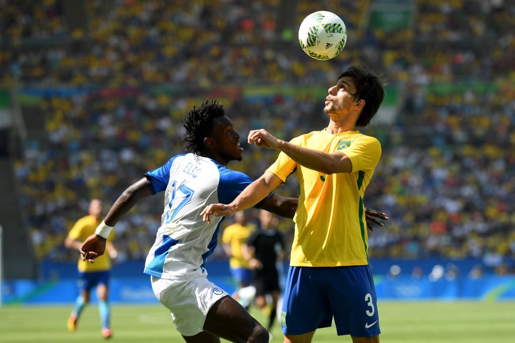 RIO DE JANEIRO, BRAZIL - AUGUST 17: Alberth Elis of Honduras and Rodrigo Caio of Brazil in action during the Men's Semifinal Football match between Brazil and Honduras at Maracana Stadium on Day 12 of the Rio 2016 Olympic Games on August 17, 2016 in Rio de Janeiro, Brazil. (Photo by Quinn Rooney/Getty Images)