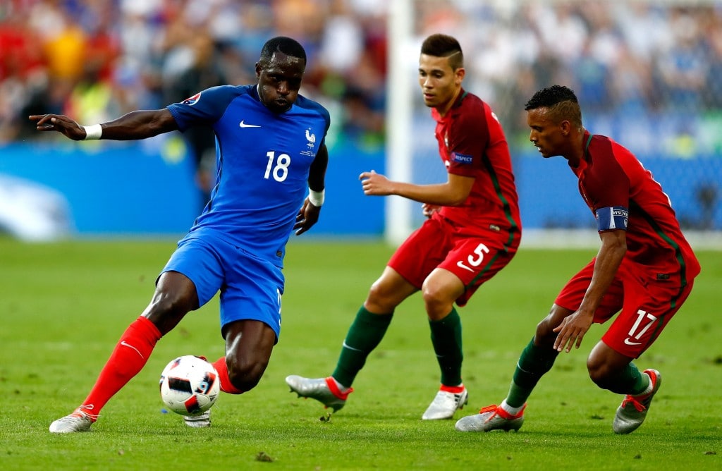 PARIS, FRANCE - JULY 10: Moussa Sissoko (L) of France competes for the ball against Raphael Guerreiro (C) and Nani (R) of Portugal during the UEFA EURO 2016 Final match between Portugal and France at Stade de France on July 10, 2016 in Paris, France. (Photo by Clive Rose/Getty Images)