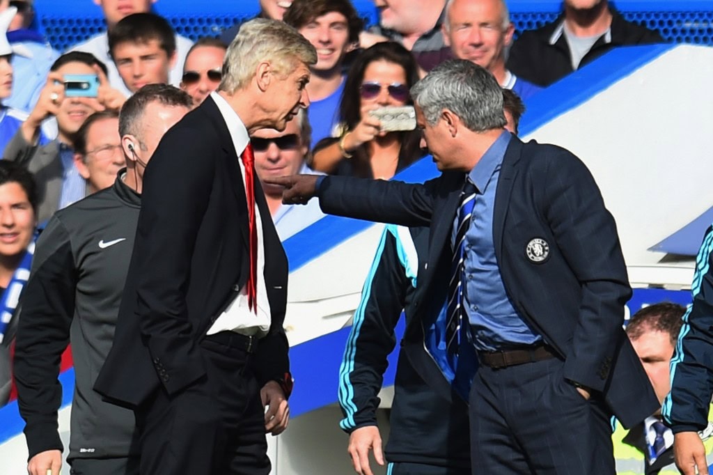 LONDON, ENGLAND - OCTOBER 05: Managers Arsene Wenger of Arsenal and Jose Mourinho manager of Chelsea clash during the Barclays Premier League match between Chelsea and Arsenal at Stamford Bridge on October 4, 2014 in London, England. (Photo by Shaun Botterill/Getty Images)