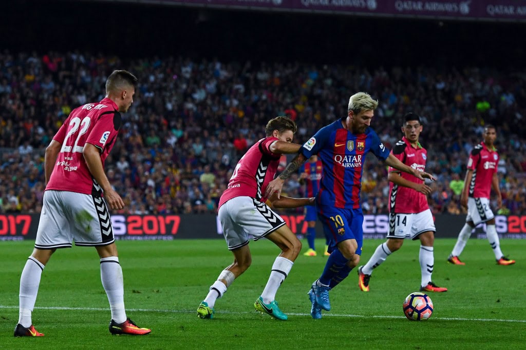 BARCELONA, SPAIN - SEPTEMBER 10: Lionel Messi of FC Barcelona competes for the ball with Deportivo Alaves players during the La Liga match between FC Barcelona and Deportivo Alaves at Camp Nou stadium on September 10, 2016 in Barcelona, Spain. (Photo by David Ramos/Getty Images)