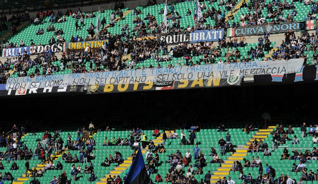 MILAN, ITALY - OCTOBER 16: A banner to challenge the captain of Inter Mauro Icardi is displayed during the Serie A match between FC Internazionale and Cagliari Calcio at Stadio Giuseppe Meazza on October 16, 2016 in Milan, Italy. (Photo by Pier Marco Tacca/Getty Images)