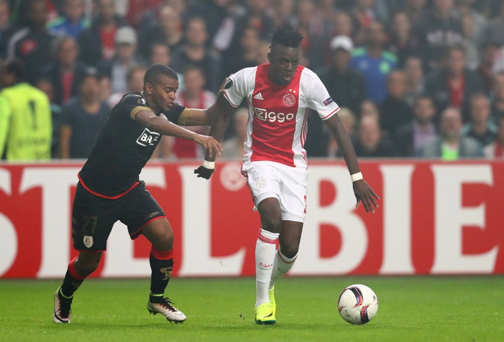 AMSTERDAM, NETHERLANDS - SEPTEMBER 29: Bertrand Traore of Ajax is chalenged by Darwin Andrade of Standard Liege during the UEFA Europa League group G match between AFC Ajax and R. Standard de Liege at the Amsterdam Arena on September 29, 2016 in Amsterdam, Netherlands. (Photo by Dean Mouhtaropoulos/Getty Images)