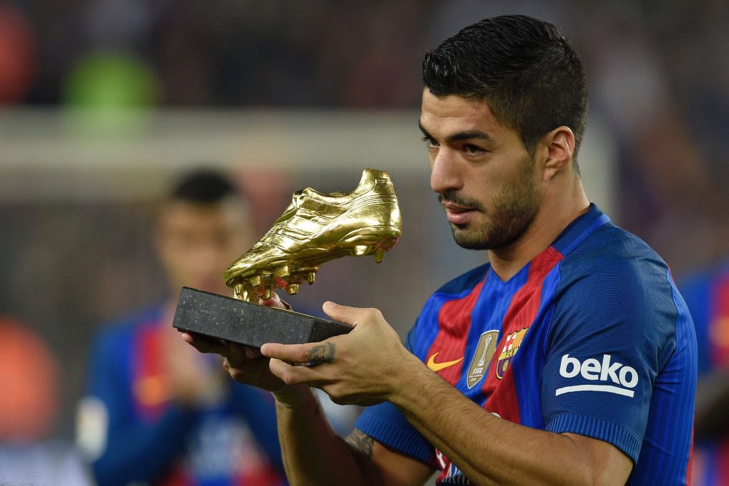 Barcelona's Uruguayan forward Luis Suarez shows the 2015-2016 Golden Shoe award to the leading goalscorer in league matches from the top division of every European national leagues before the Spanish league football match between FC Barcelona and Granada FC at the Camp Nou stadium in Barcelona on October 29, 2016. / AFP / LLUIS GENE (Photo credit should read LLUIS GENE/AFP/Getty Images)