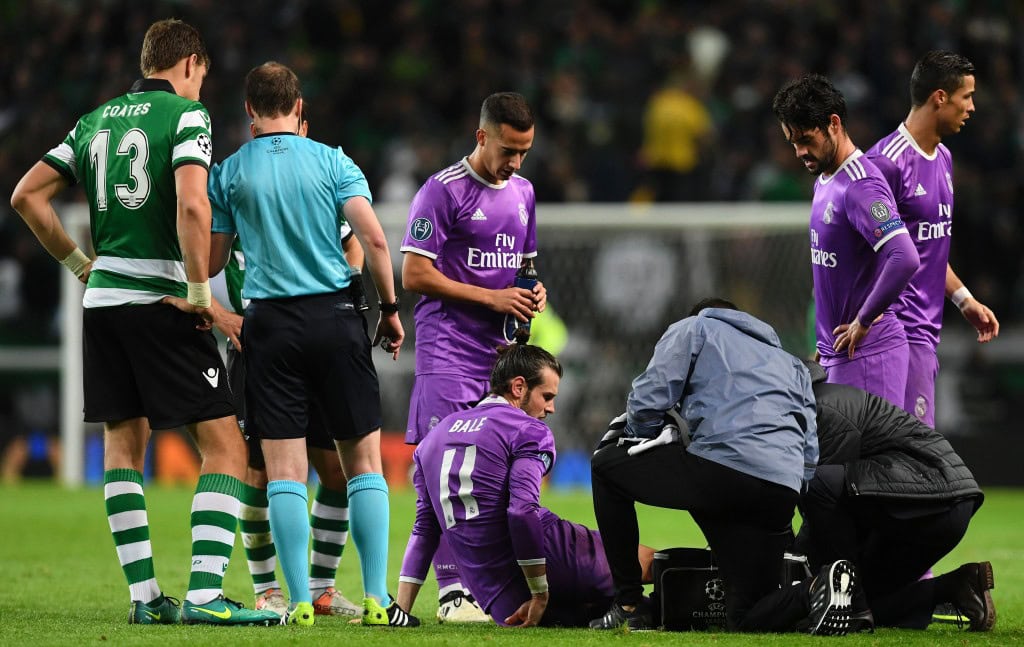 Real Madrid's Welsh forward Gareth Bale (DOWN) is checked by medics during the UEFA Champions League football match Sporting CP vs Real Madrid CF at the Jose Alvalade stadium in Lisbon on November 22, 2016. / AFP / FRANCISCO LEONG (Photo credit should read FRANCISCO LEONG/AFP/Getty Images)