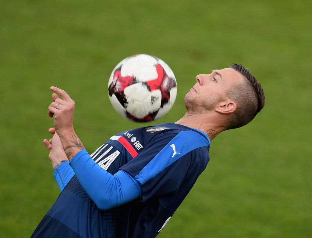 FLORENCE, ITALY - NOVEMBER 10: Federico Bernardeschi of Italy in action during the training session at the club's training ground at Coverciano on November 10, 2016 in Florence, Italy. (Photo by Claudio Villa/Getty Images)