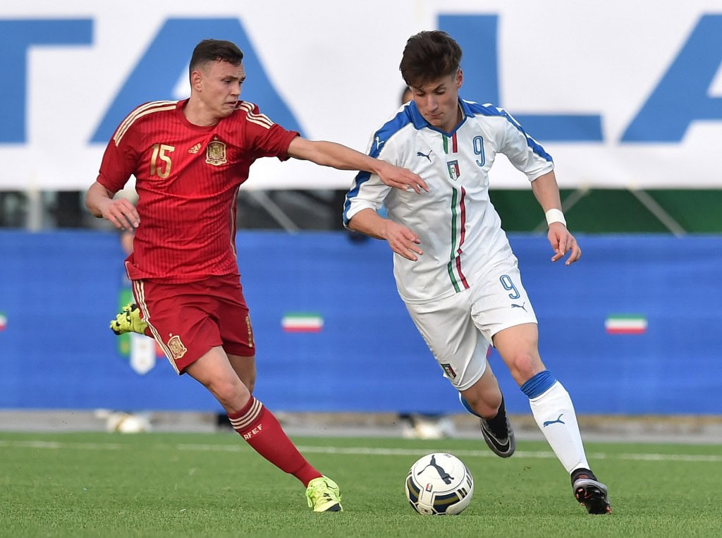 FERENTINO, ITALY - JANUARY 20: Mikel Carro Fandino of Spain and Andrea Pinamonti of Italy in action during the international friendly match between Italy U17 and Spain U17 on January 20, 2016 in Ferentino, Italy. (Photo by Giuseppe Bellini/Getty Images)