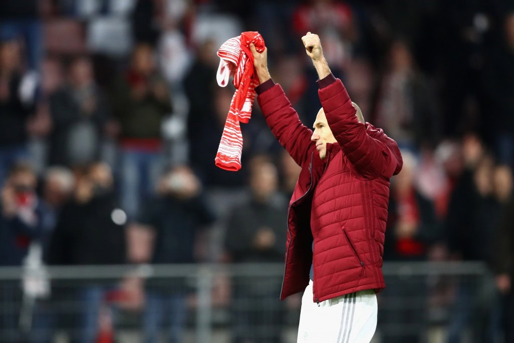 EINDHOVEN, NETHERLANDS - NOVEMBER 01: Arjen Robben of Bayern Muenchen shows appreciation to the fans of PSV Eindhoven after the final whistle during the UEFA Champions League Group D match between PSV Eindhoven and FC Bayern Muenchen at Philips Stadion on November 1, 2016 in Eindhoven, Netherlands. (Photo by Dean Mouhtaropoulos/Getty Images)