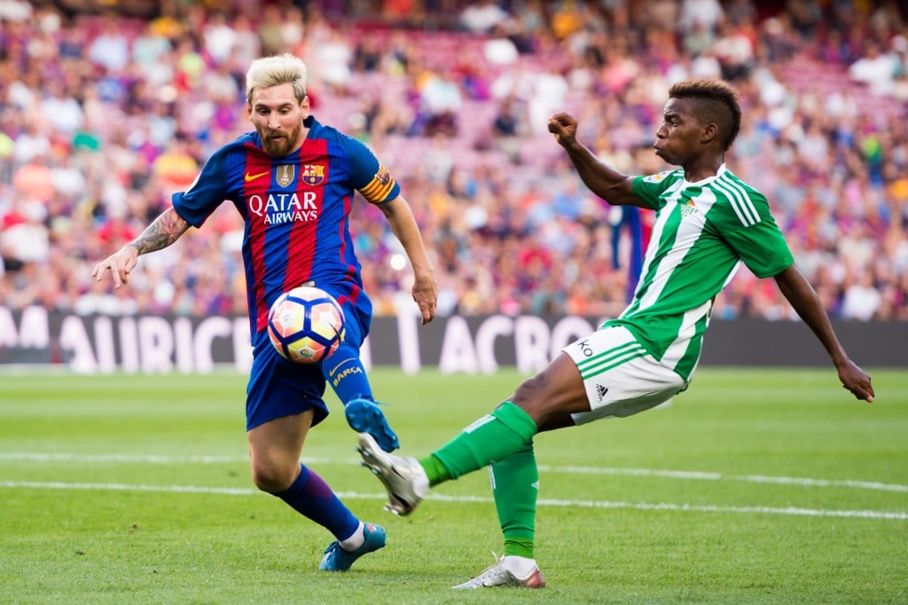 BARCELONA, SPAIN - AUGUST 20: Lionel Messi (L) of FC Barcelona controls the ball next to Charly Musonda of Real Betis Balompie during the La Liga match between FC Barcelona and Real Betis Balompie at Camp Nou on August 20, 2016 in Barcelona, Spain. (Photo by Alex Caparros/Getty Images)