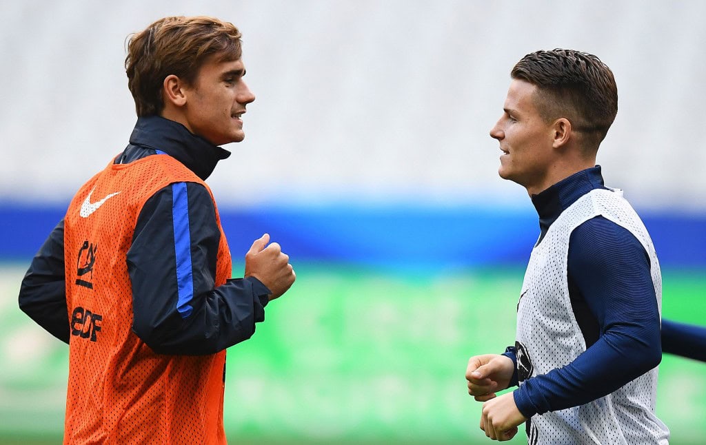 France's forward Antoine Griezmann (L) and forward Kevin Gameiro participate in a training session at the Stade de France stadium in Saint-Denis, north of Paris, on October 6, 2016, on the eve of the of the FIFA World Cup 2018 qualifying football match against Bulgaria. / AFP / FRANCK FIFE (Photo credit should read FRANCK FIFE/AFP/Getty Images)