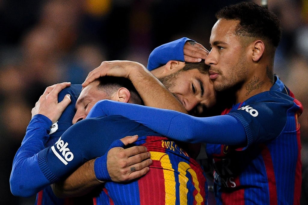 BARCELONA, SPAIN - DECEMBER 18: Luis Suarez (C) of FC Barcelona celebrates with his team mates Lionel Messi (L) and Neymar Jr.after scoring his team's second goal during the La Liga match between FC Barcelona and RCD Espanyol at the Camp Nou stadium on December 18, 2016 in Barcelona, Spain. (Photo by David Ramos/Getty Images)