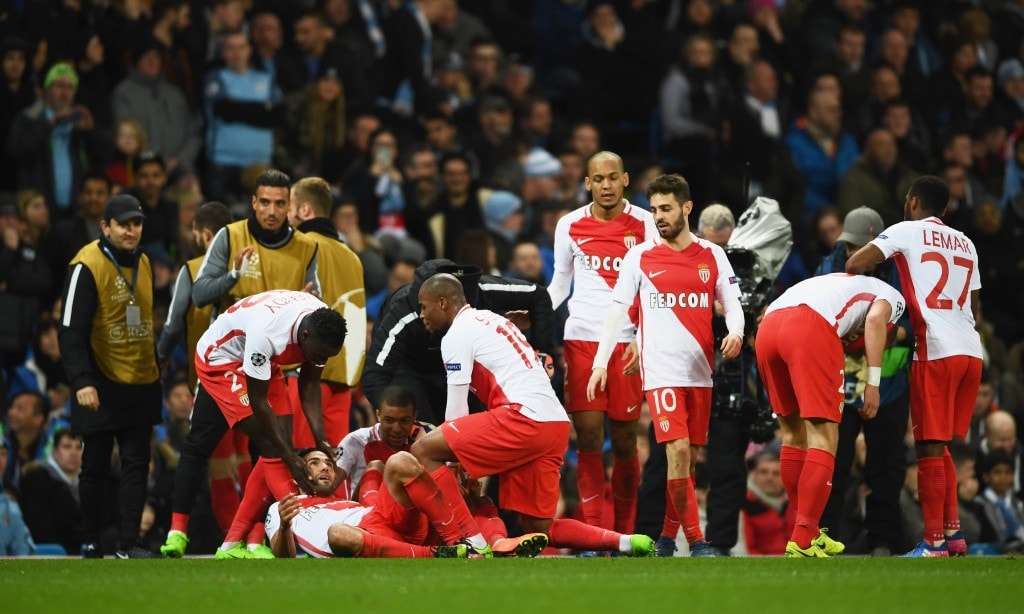 MANCHESTER, ENGLAND - FEBRUARY 21: Radamel Falcao Garcia of AS Monaco (grounded) celebrates as he with team mates as scores their third goal during the UEFA Champions League Round of 16 first leg match between Manchester City FC and AS Monaco at Etihad Stadium on February 21, 2017 in Manchester, United Kingdom. (Photo by Laurence Griffiths/Getty Images)