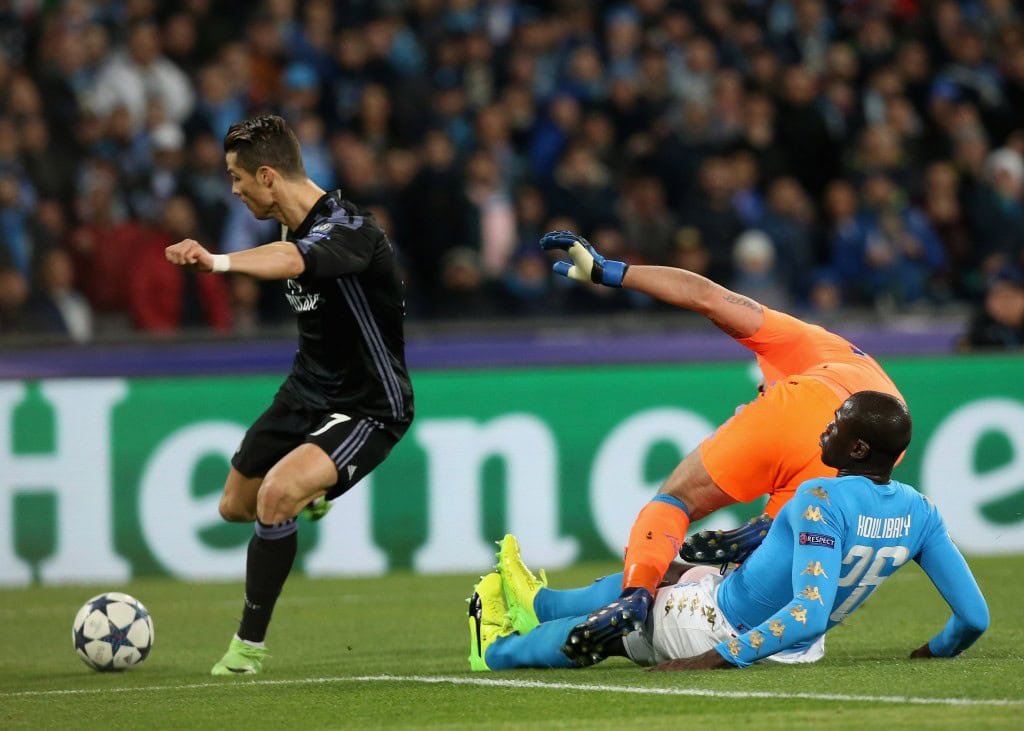 NAPLES, ITALY - MARCH 07: Cristiano Ronaldo of Real Madrid misses the goal during the UEFA Champions League Round of 16 second leg match between SSC Napoli and Real Madrid CF at Stadio San Paolo on March 7, 2017 in Naples, Italy. (Photo by Maurizio Lagana/Getty Images)