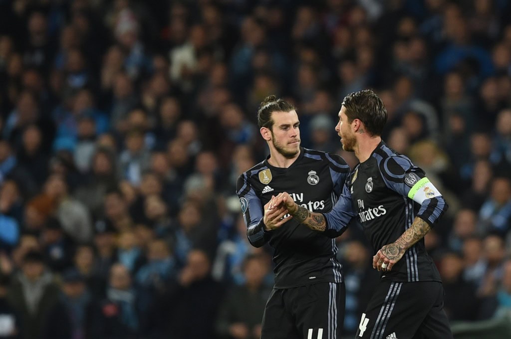Real Madrid's defender Sergio Ramos (R) is congratulated by teammate Real Madrid's Welsh forward Gareth Bale after scoring during the UEFA Champions League football match SSC Napoli vs Real Madrid on March 7, 2017 at the San Paolo stadium in Naples. / AFP PHOTO / Filippo MONTEFORTE (Photo credit should read FILIPPO MONTEFORTE/AFP/Getty Images)