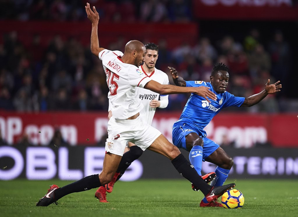 SEVILLE, SPAIN - JANUARY 28: Steven N'Zonzi of Sevilla FC (L) competes for the ball with Djene Dakonam of Getafe CF (R) during the La Liga match between Sevilla and Getafe at Estadio Ramon Sanchez Pizjuan on January 28, 2018 in Seville, Spain. (Photo by Aitor Alcalde/Getty Images)