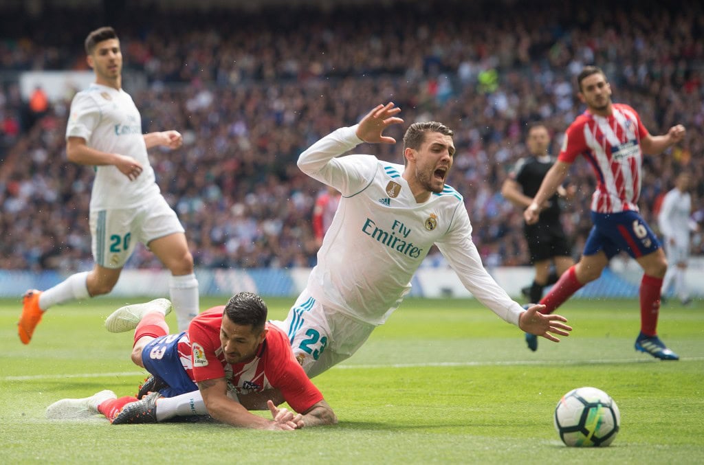 MADRID, SPAIN - APRIL 08: Mateo Kovacic of Real Madrid is challenged by Victor 'Vitolo' Machin of Atletico de Madrid during the La Liga match between Real Madrid and Atletico Madrid at Estadio Santiago Bernabeu on April 8, 2018 in Madrid, Spain. (Photo by Denis Doyle/Getty Images)