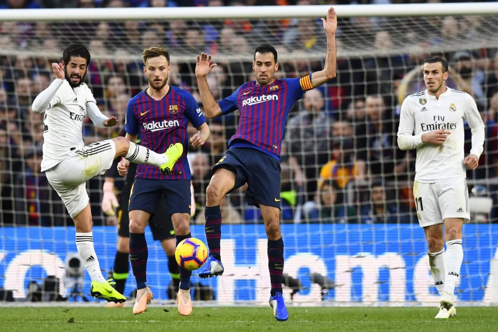 Rakitic, Busquets dominate midfield battle (Photo by GABRIEL BOUYS/AFP/Getty Images)