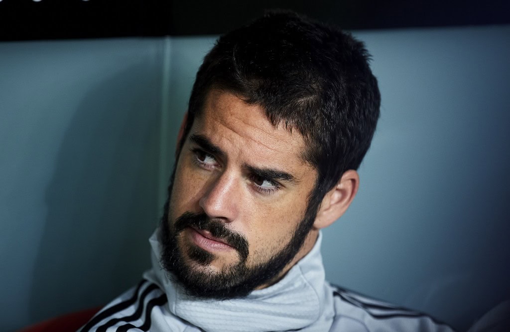 Frustrated by his time on the bench, Isco could be open to joining Chelsea or Arsenal. (Photo by Juan Manuel Serrano Arce/Getty Images)