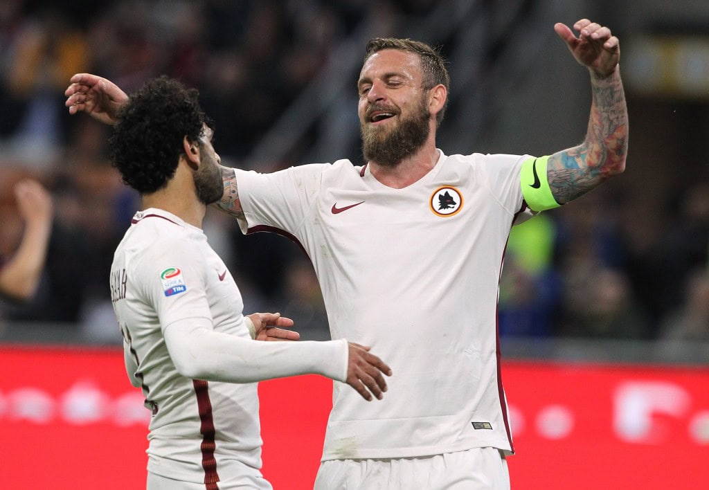 MILAN, ITALY - MAY 07: Daniele De Rossi (R) of AS Roma celebrates his goal with his team-mate Mohamed Salah (L) during the Serie A match between AC Milan and AS Roma at Stadio Giuseppe Meazza on May 7, 2017 in Milan, Italy. (Photo by Marco Luzzani/Getty Images)