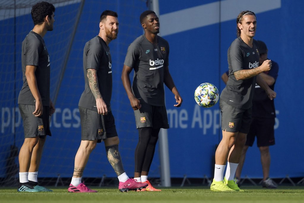 Barcelona's Argentine forward Lionel Messi (2L), Barcelona's French forward Ousmane Dembele (2R) and Barcelona's French forward Antoine Griezmann (R) attend a training session at the Joan Gamper Sports City training ground in Sant Joan Despi, near Barcelona, on October 1, 2019 on the eve of the UEFA Champions League Group F football match against Inter Milan. (Photo by LLUIS GENE / AFP) (Photo credit should read LLUIS GENE/AFP via Getty Images)