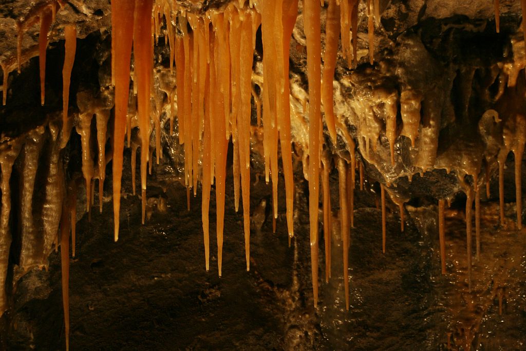 Stalaktiten in einer Tropfsteinhöhle
