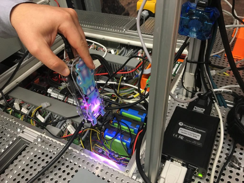 Making an electromagnetic recording inside the Planetary Robotics Lab with the aid of the Elektrosluch from LOM. Photo: CDM.