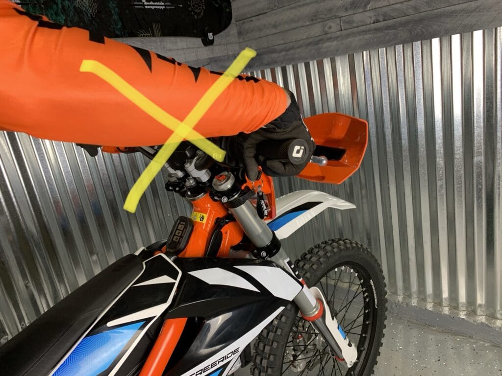 How to properly hold dirt bike throttle 4 How to not hold a dirt bike throttle while stopping