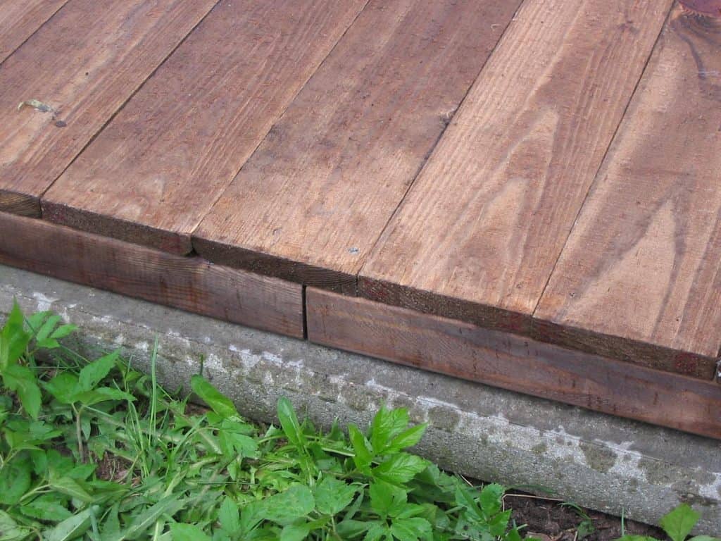 Holzboden für Hundezwinger