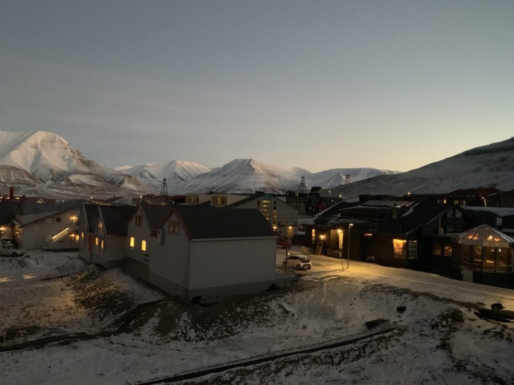 Blick Auf Longyearbyen mit dem Fjord