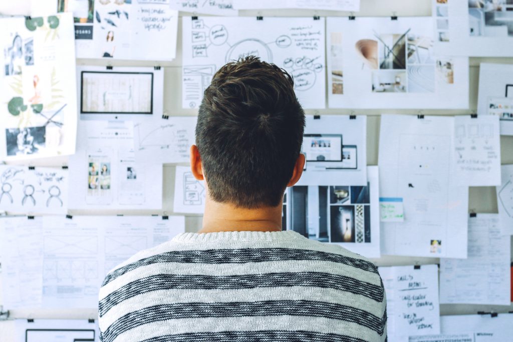 Designer steht vor Whiteboard und schafft messbaren Erfolg durch Design