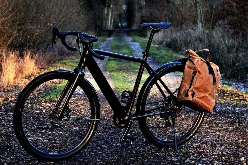 Fahrradrucksack in der Farbe Tan am Fahrrad