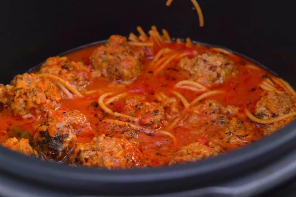 Pressure cooker spaghetti, instant pot dinners, spaghetti instant pot, instant pot spaghetti and meatballs, instant pot meatballs, how to cook spaghetti in instant pot, instant pot pressure cooker recipes