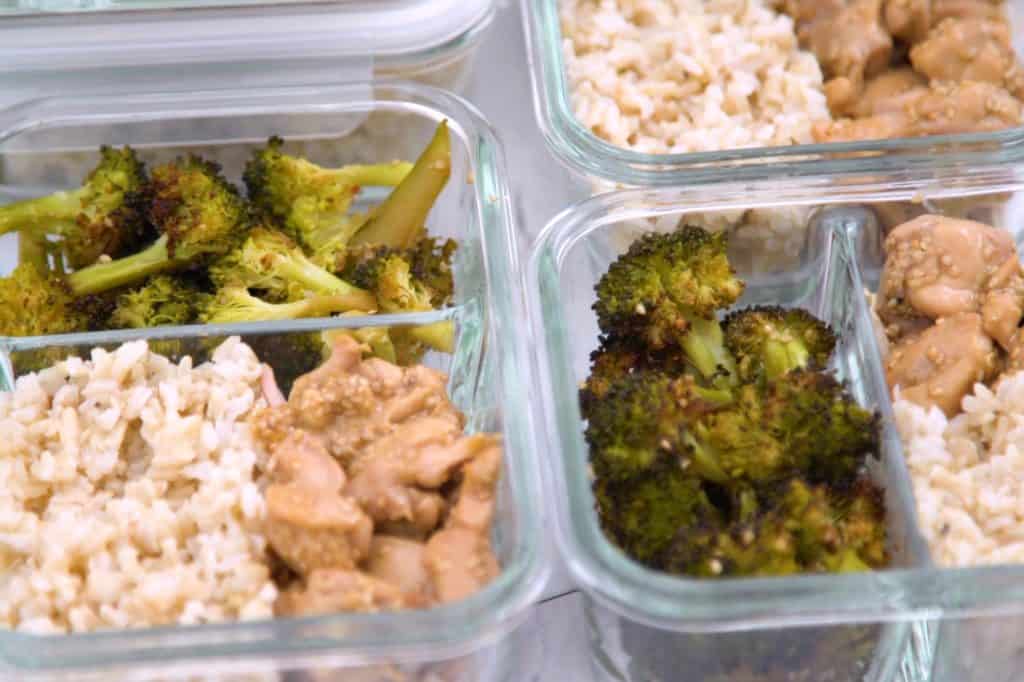 Healthy sesame chicken and broccoli meal prep, sesame chicken meal prep recipe, honey sesame chicken lunch bowls, meal prep lunch ideas, how to make chicken and broccoli, chicken and rice meal prep
