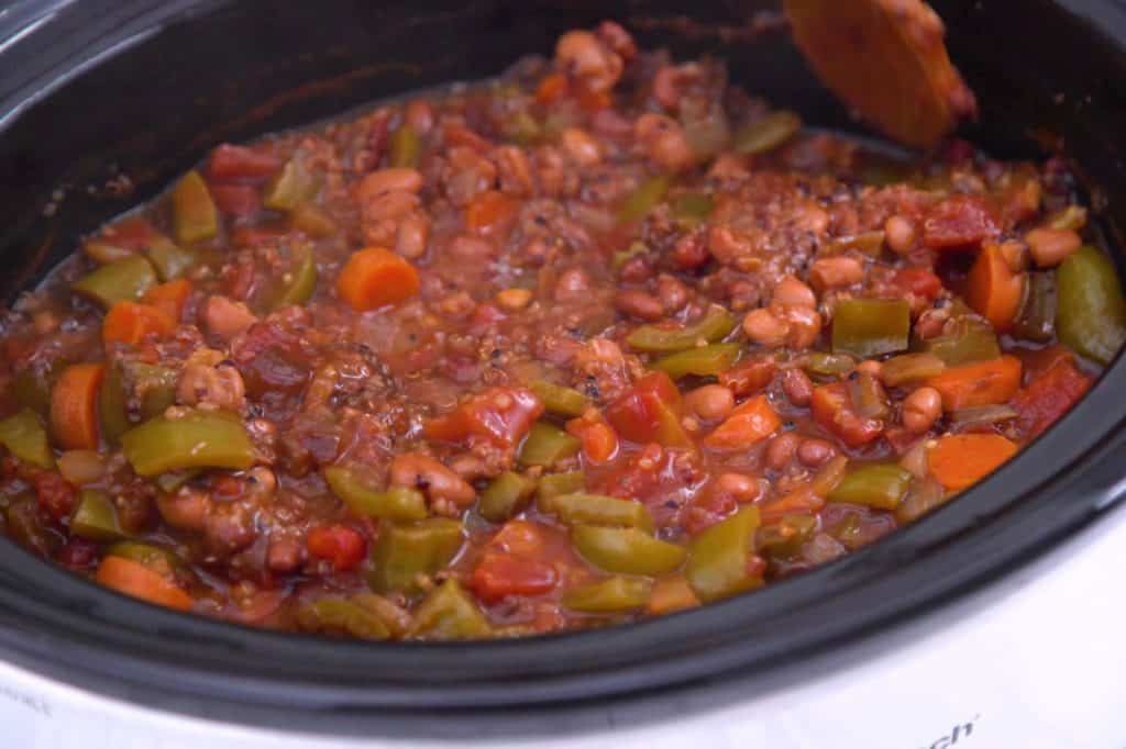 Best slow cooker vegetarian chili, healthy vegetarian chili recipe, vegan chili slow cooker, vegetarian black bean chili, healthy vegetarian dinner, healthy chili recipe slow cooker, cheap healthy dinners, vegetarian meal prep recipes, weekly meal prep ideas