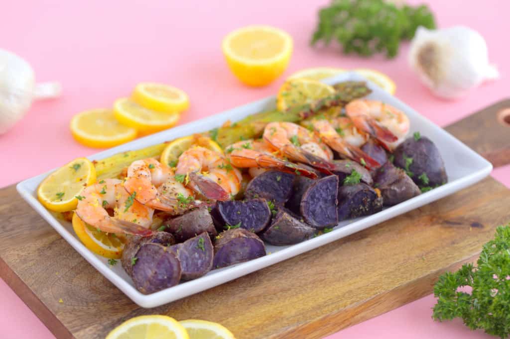 Sheet pan shrimp and asparagus recipe, shrimp sheet pan dinner, healthy one pan meals, shrimp dinner ideas, oven baked shrimp, healthy dinners for two, easy healthy dinner ideas, sheet pan suppers