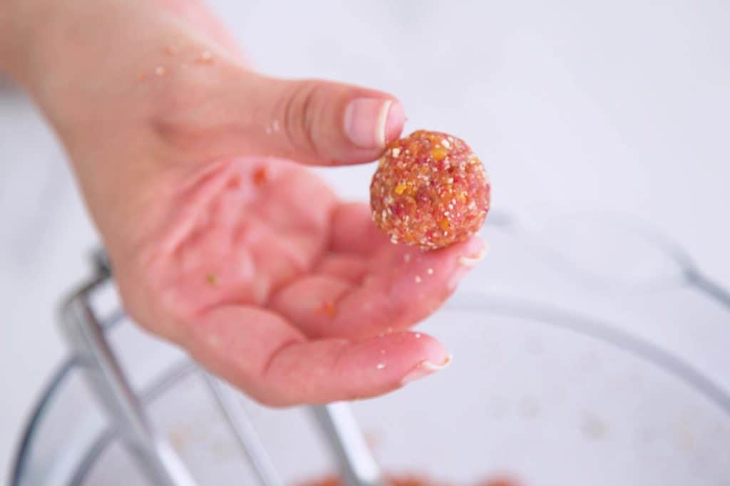 Dried Fruit and Nut Energy Balls No Bake, strawberry energy bites, healthy energy balls, raw vegan energy bites, how to make no bake energy bites, healthy snacks, healthy no bake energy bites, healthy travel snacks