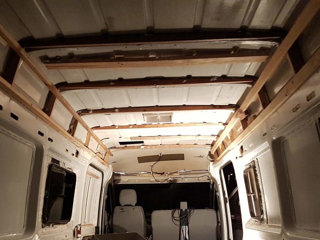 Une manière de fixer les tasseaux au plafond