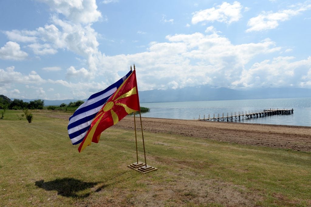 A görög és a macedón zászló a Preszpa-tó partján a Görögország és Macedónia közötti megállapodás aláírásakor 2018. június 17-én Fotó:EUROPRESS/AFP/Maja Zlatevska #moszkvater