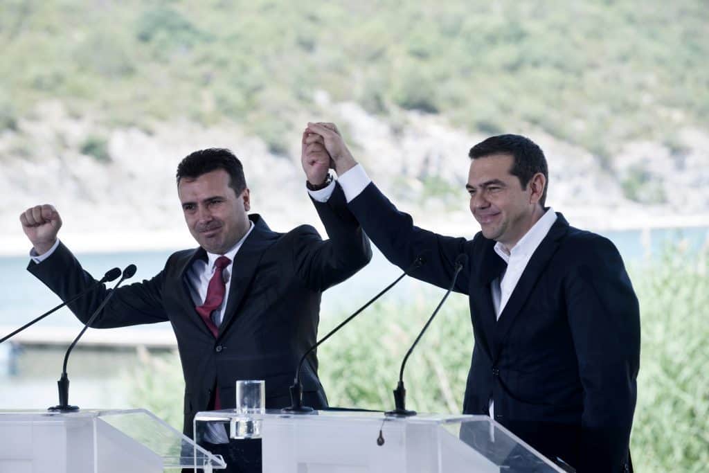 Zoran Zaev macedón és Alexisz Ciprasz görög államfő, miután aláírták a megegyezést Macedónia névváltoztatásáról a Prespes tó partján 2018. június 17-én #moszkvater