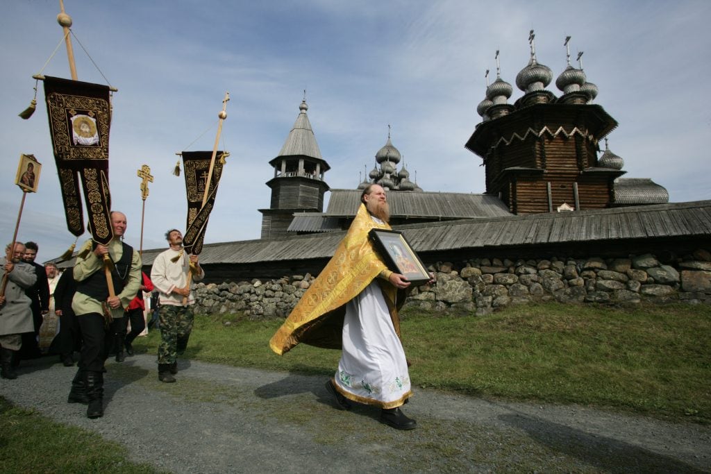 Ortodox hívők vonulnak Kizsi temploma előtt 2014. július 19-én #moszkvater