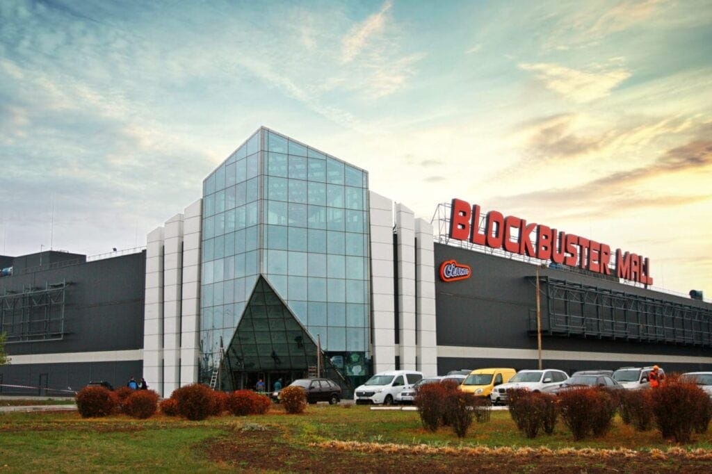 Найбільший торгово-розважальний центр країни Blockbuster Mall відкрився 20 листопада 2019 року