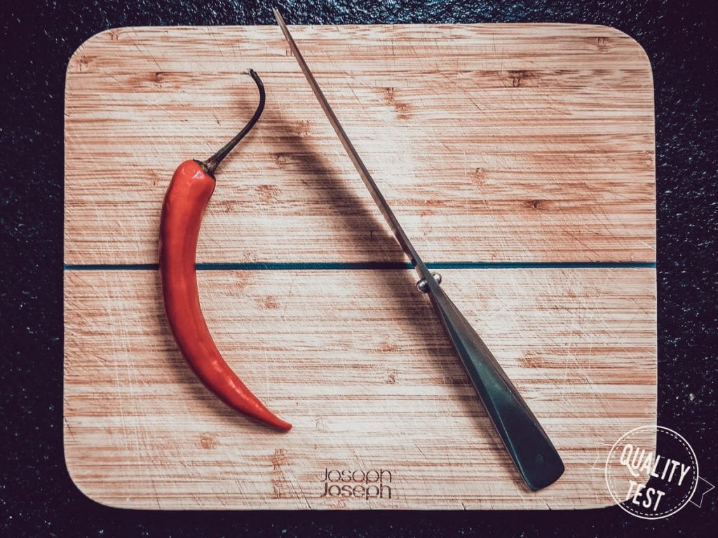 Deski kuchenne do zadań specjalnych od Joseph Joseph Desk Joseph Joseph Chop2Pot na stole 1024x768 - Deski kuchenne do zadań specjalnych od Joseph Joseph