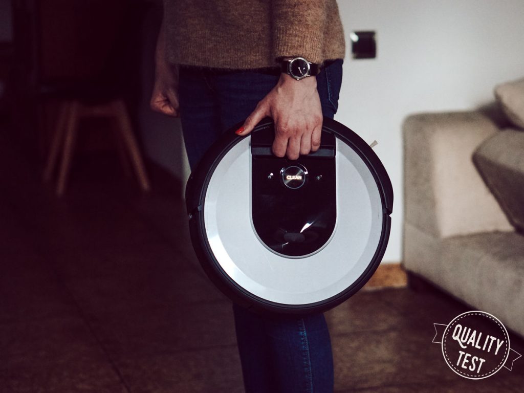 iRobot Roomba i7 plus – prawdziwie autonomiczny odkurzacz Roomba uchwyt 1024x768 - iRobot Roomba i7 plus – prawdziwie autonomiczny odkurzacz